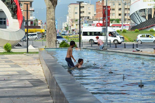 Sıcaktan bunalan çocuklar süs havuzunda serinledi