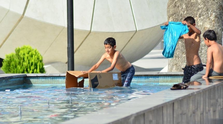 Sıcaktan bunalan &ccedil;ocuklar s&uuml;s havuzunda serinledi