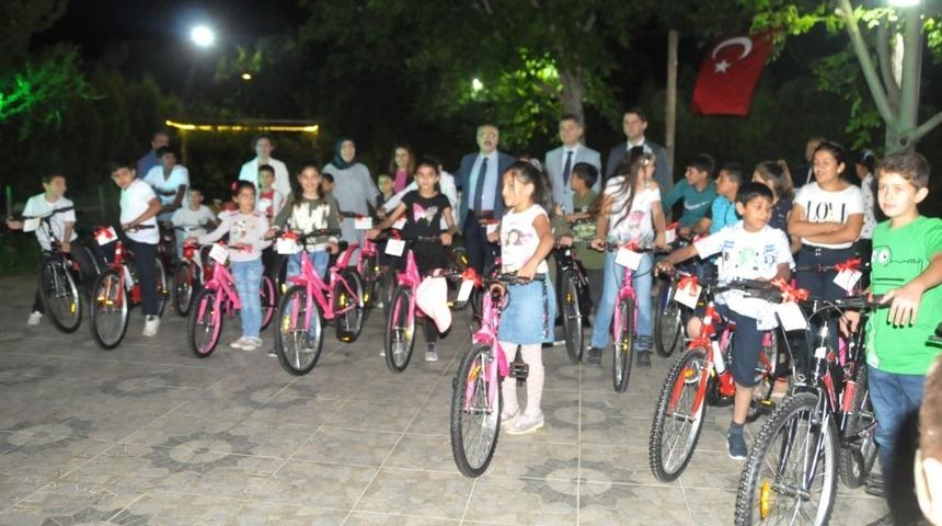 İncirliova&rsquo;da 30 &ccedil;ocuğa bayram erken geldi