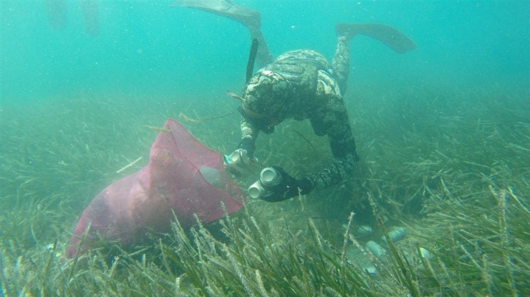 B&uuml;y&uuml;kler denizin dibini, &ccedil;ocuklar sahilleri temizledi