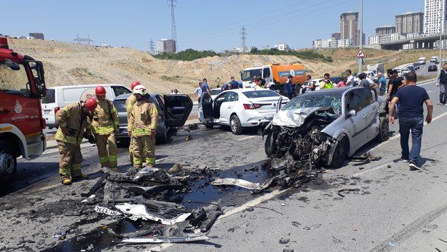 Başakşehir'de zincirleme trafik kazası: 1'i ağır 3 yaralı