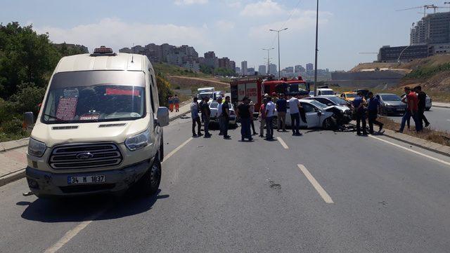 Başakşehir'de zincirleme trafik kazası: 1'i ağır 3 yaralı