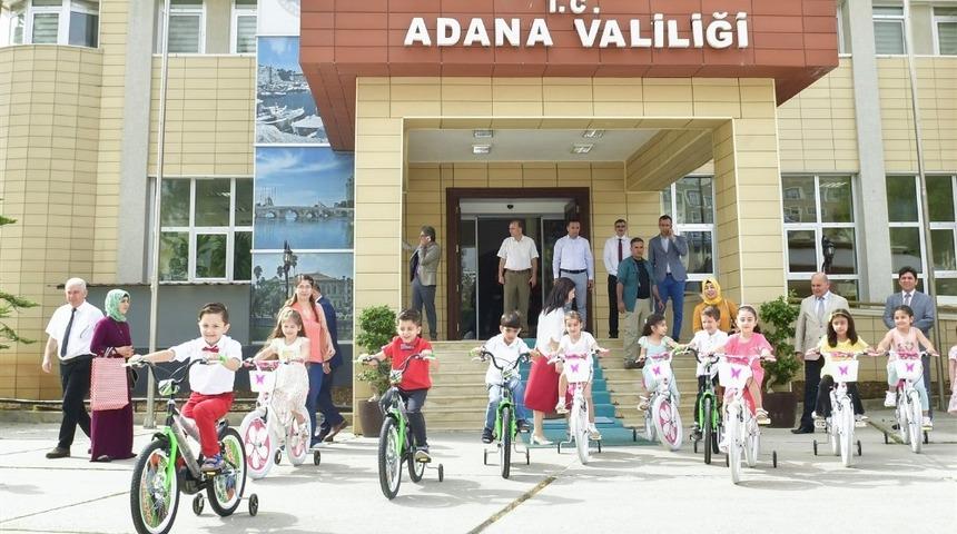 Resim yarışmasında dereceye giren &ouml;ğrencilere &ouml;d&uuml;lleri verildi