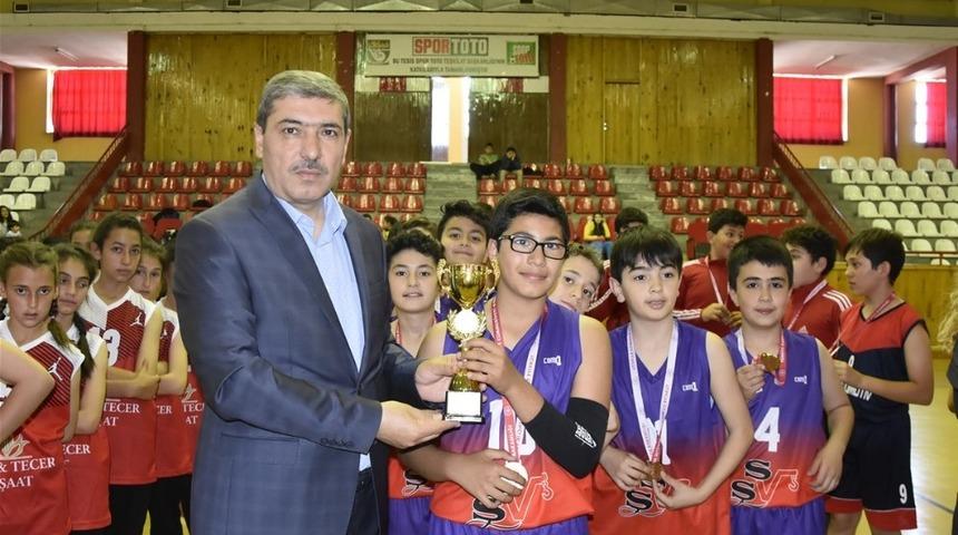 Okullar arası k&uuml;&ccedil;&uuml;kler basketbolda şampiyonlar belli oldu