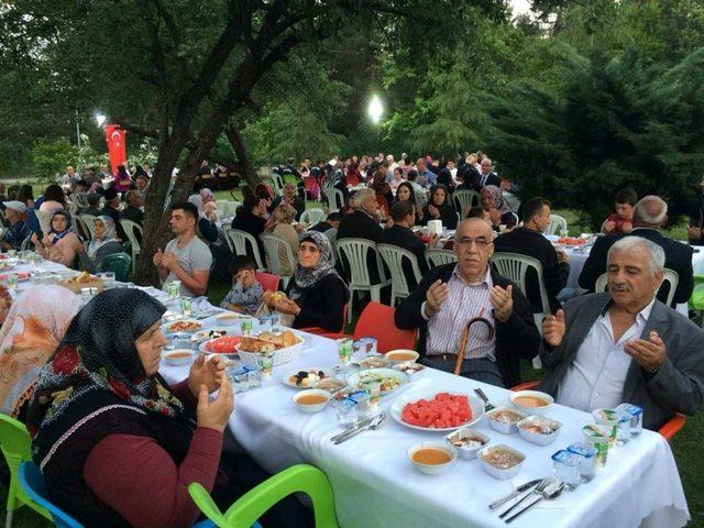 Sosyal Yardımlaşma Vakfından iftar yemeği