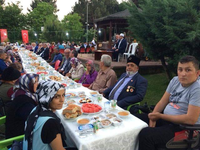 Sosyal Yardımlaşma Vakfından iftar yemeği