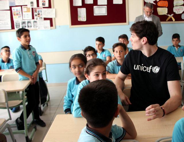 Cedi Osman, Gaziantep'te Suriyeli çocuklarla bir araya geldi