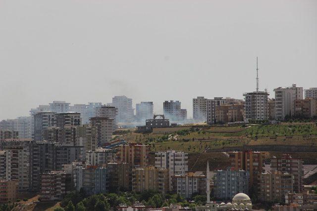 Şehir merkezinde çıkan arazi yangını çevredeki binaları etkiledi