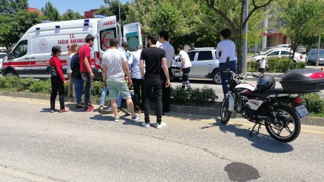 Düzce’de lüks otomobile çarpan motorun sürücüsü hastanelik oldu