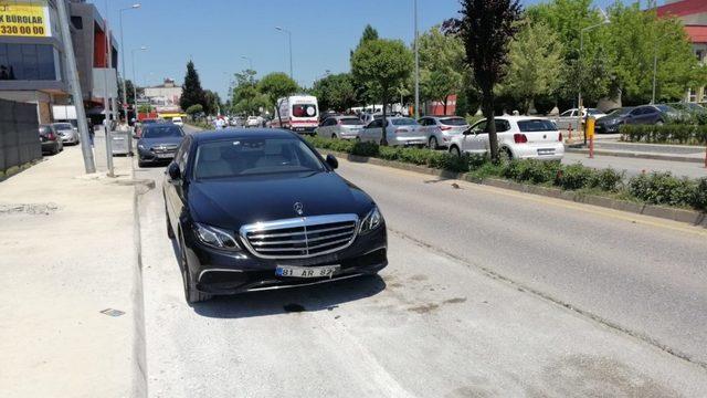 Düzce’de lüks otomobile çarpan motorun sürücüsü hastanelik oldu