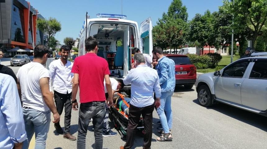 D&uuml;zce&rsquo;de l&uuml;ks otomobile &ccedil;arpan motorun s&uuml;r&uuml;c&uuml;s&uuml; hastanelik oldu