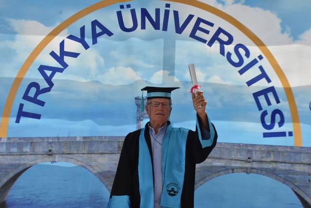75 yaşında üniversiteyi bitirdi, hedefi yüksek lisans