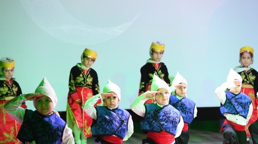 Miniklerin kreş mezuniyeti sevinci