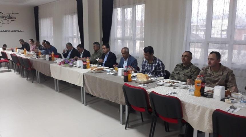 Kaymakam Dundar ve Başkan Ensari &ouml;ğretmenlerle iftar a&ccedil;tı