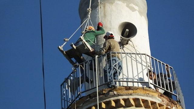 Eşiyle metrelerce yükseklikteki minarelerde tamir ve bakım yapıyor