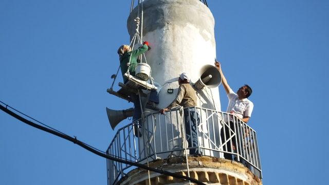 Eşiyle metrelerce yükseklikteki minarelerde tamir ve bakım yapıyor