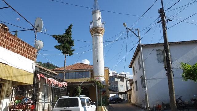 Eşiyle metrelerce yükseklikteki minarelerde tamir ve bakım yapıyor