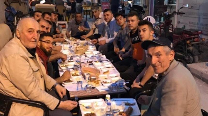 Tavşanlı&rsquo;da esnaf birlikte oru&ccedil; a&ccedil;tı