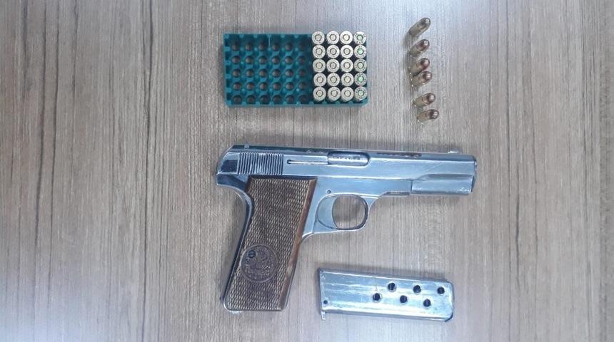 Otomobilden ruhsatsız tabanca &ccedil;ıktı