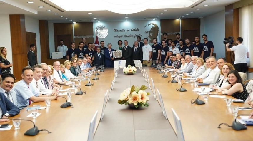 Ege&rsquo;nin gururu basketbolcular Senato&rsquo;da &ouml;d&uuml;llendirildi