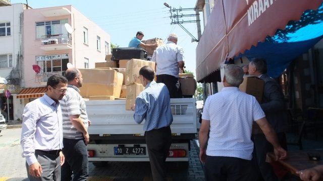 Burhaniye’de göçmenler için kamyon dolusu giysi toplandı