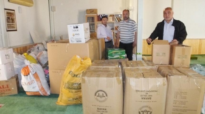 Burhaniye&rsquo;de g&ouml;&ccedil;menler i&ccedil;in kamyon dolusu giysi toplandı