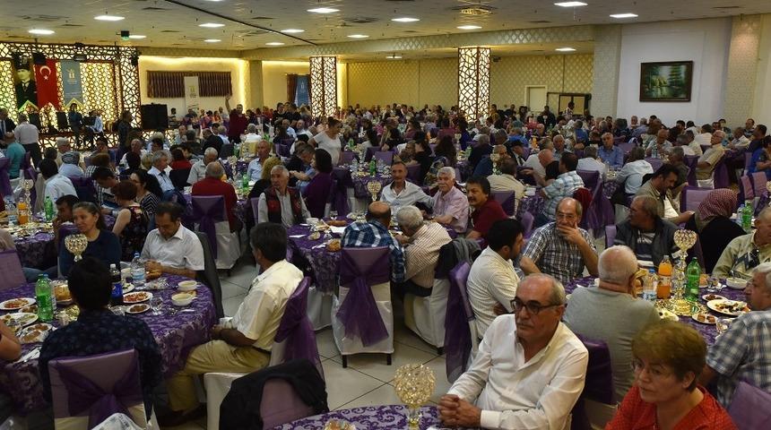 Başkan Ata&ccedil; Tepebaşı G&ouml;n&uuml;ll&uuml;leri ile iftarda buluştu