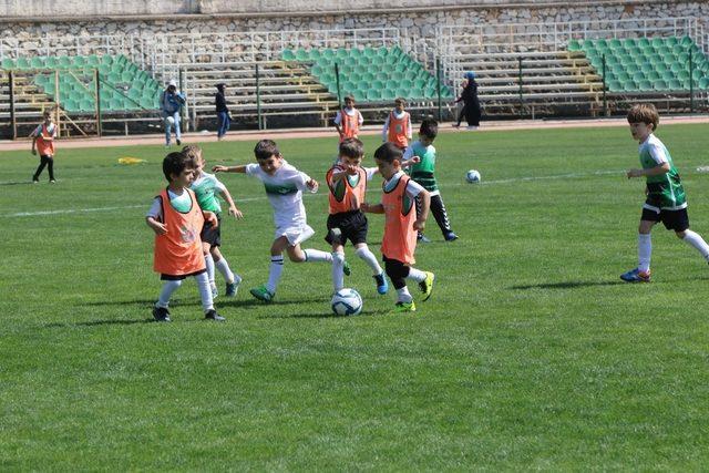 Akhisar Belediyesinde yaz spor okulu kayıtları başladı