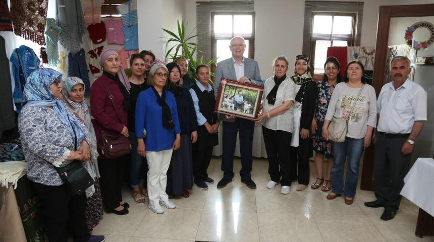 Kadınlardan Başkan Kurt&rsquo;a anlamlı hediye