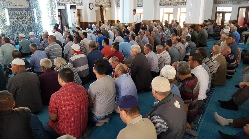 Devrek&rsquo;te Ramazan ayının son cuma namazı kılındı