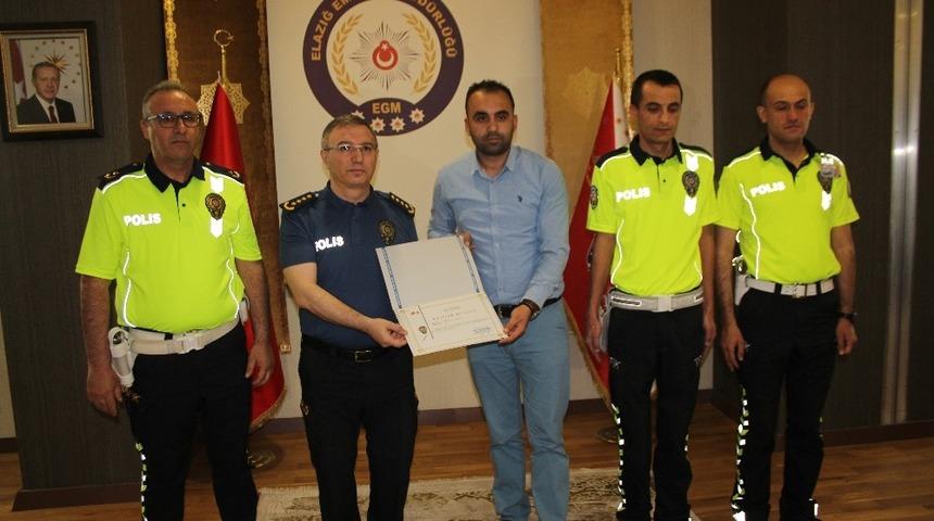 T&uuml;rkiye 8&rsquo;incisi &ouml;ğretmene emniyet m&uuml;d&uuml;r&uuml; Cang&uuml;l, &ouml;d&uuml;l&uuml;n&uuml; verdi