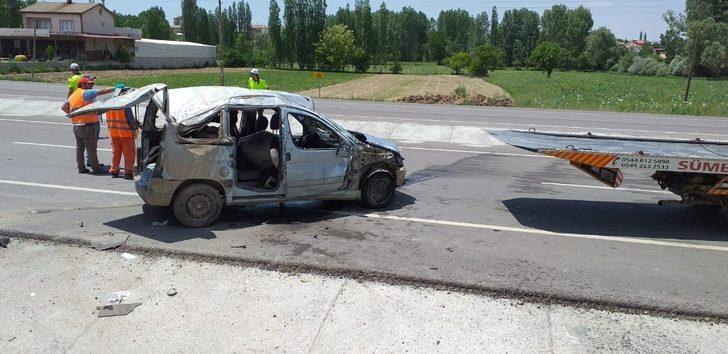 Konya’da hafif ticari araç takla attı: 5 yaralı
