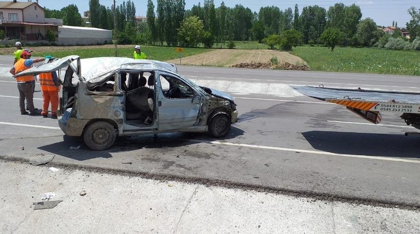 Konya&rsquo;da hafif ticari ara&ccedil; takla attı: 5 yaralı