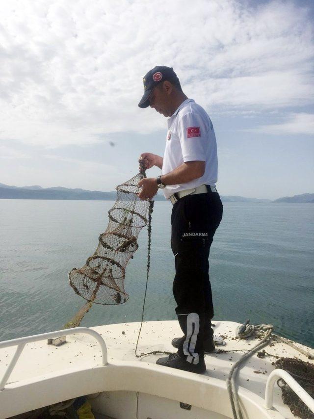 Eğirdir Gölü’nde kaçak avcılık denetimi: 150 metre ağ ve 300 kerevit sepeti ele geçirildi