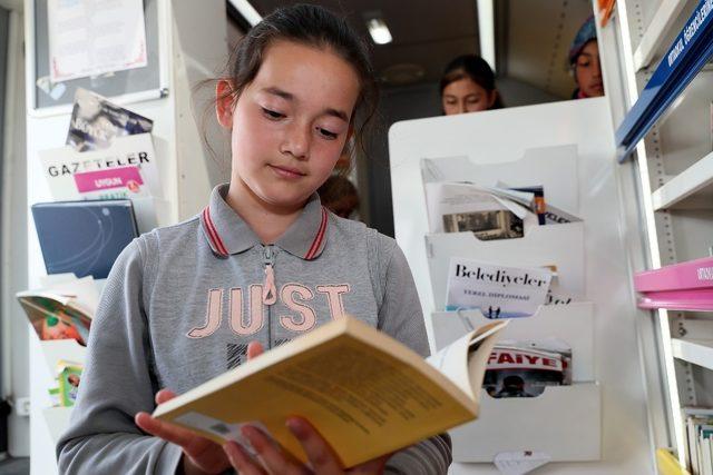 Mersin Büyükşehir Belediyesi, Gezici Kütüphane ile öğrencilere 10 bin kitap dağıttı