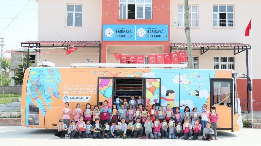 Mersin Büyükşehir Belediyesi, Gezici Kütüphane ile öğrencilere 10 bin kitap dağıttı