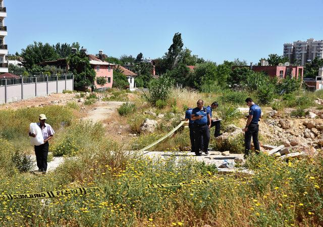 Antalya'da boş arazide erkek cesedi bulundu