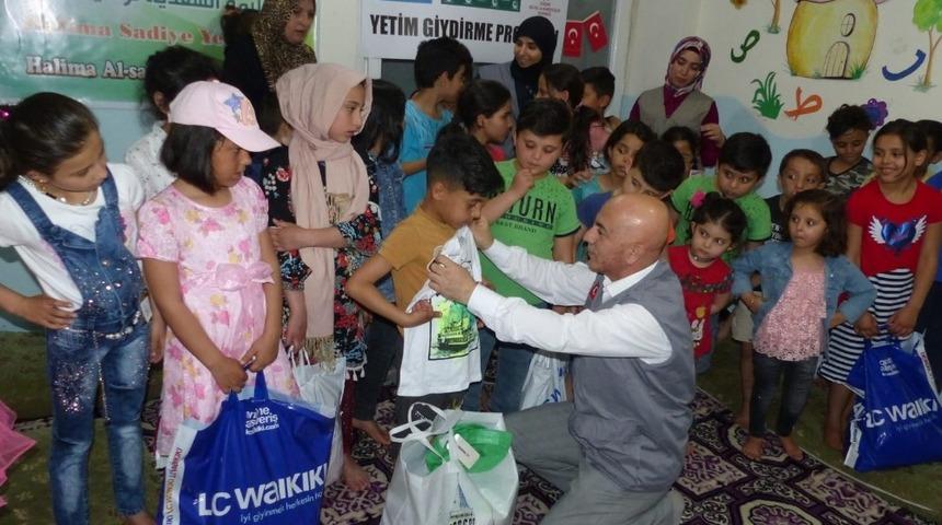 Suriyeli yetim &ccedil;ocuklar sevindirildi