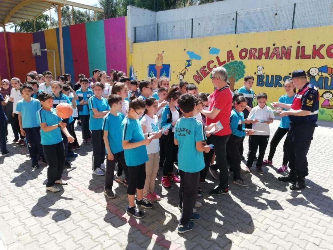 Jandarmadan &ccedil;ocuklara &rsquo;s&uuml;r&uuml;c&uuml; seyahat karnesi&rsquo;