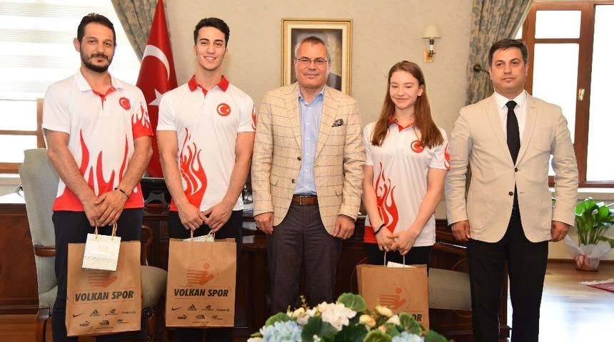 Milli cimnastik&ccedil;iler Vali Deniz&rsquo;i ziyaret etti