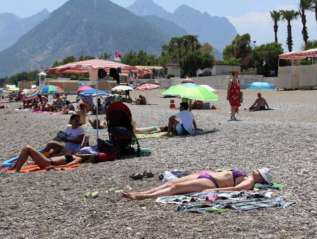 Antalya'da sıcak hava bunalttı