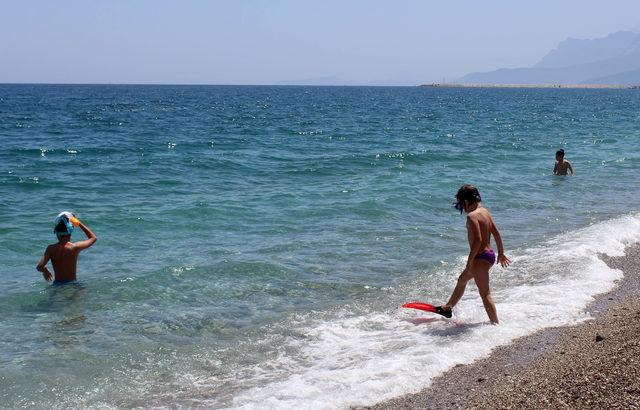 Antalya'da sıcak hava bunalttı