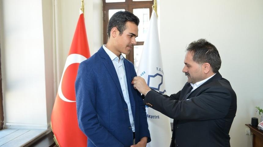 Başkan U&ccedil;ar, d&uuml;nya birincisi Hafız Ebubekir&rsquo;e tam altın hediye etti