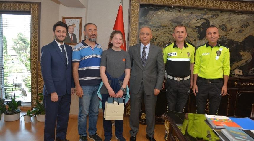 &ldquo;Hayata Bağlan&rdquo; afişiyle dereceye giren &ouml;ğrenciye &ouml;d&uuml;l&uuml; Kaya&rsquo;dan