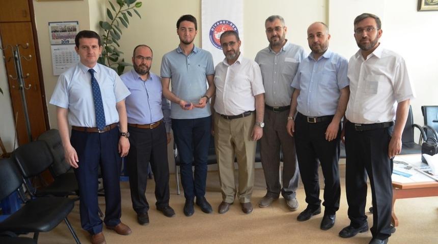 Diyanet-Sen, Selman Kızmaz’ı ödüllenderdi