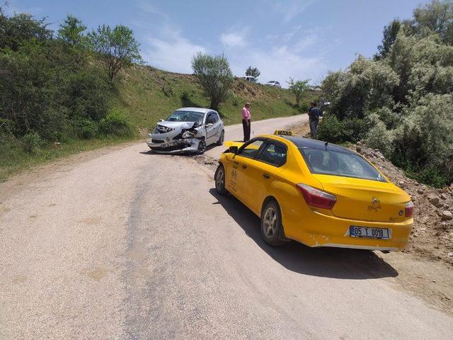 Amasya’da iki otomobil çarpıştı: 7 yaralı