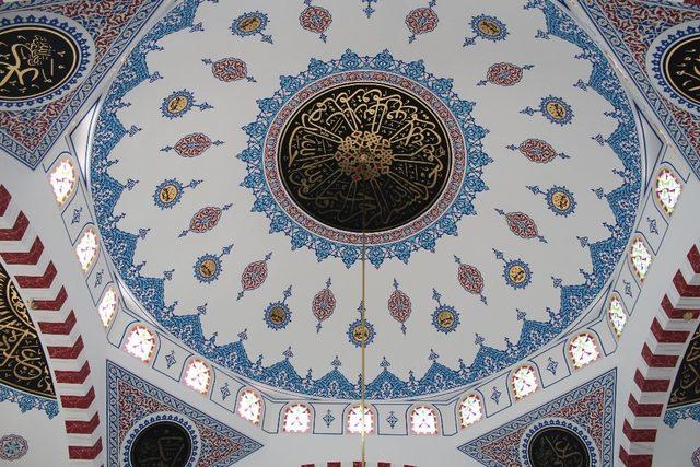 Dünyaca ünlü sanatçılar GEBKİM Camii’ne imza attılar
