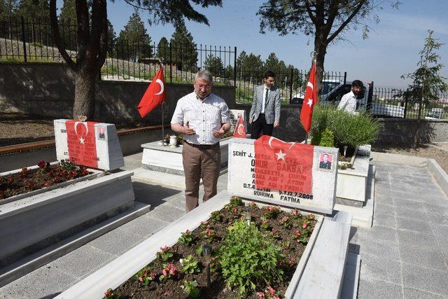 Çorum’da şehitlik çiçeklerle donatıldı