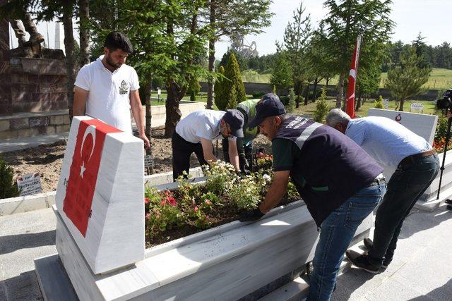 Çorum’da şehitlik çiçeklerle donatıldı