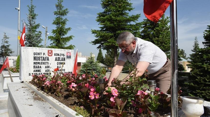 &Ccedil;orum&rsquo;da şehitlik &ccedil;i&ccedil;eklerle donatıldı